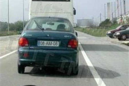 Os condutores que estão a sair do estacionamento devem: