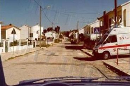 A ambulância assinala adequadamente a marcha de urgência.