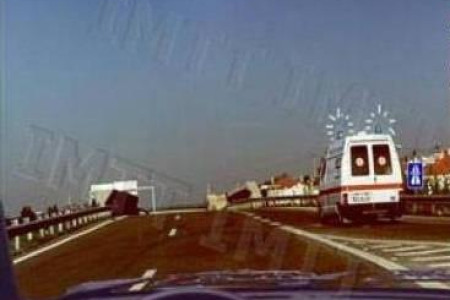 A ambulância encontra-se numa via de aceleração ou de abrandamento?