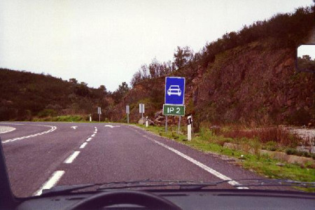 Na via indicada pelo sinal, a velocidade máxima permitida, é:
