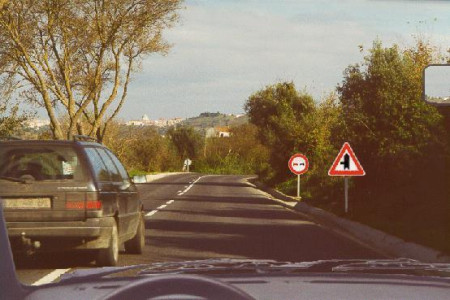 Perante o sinal de cedência de passagem devo: