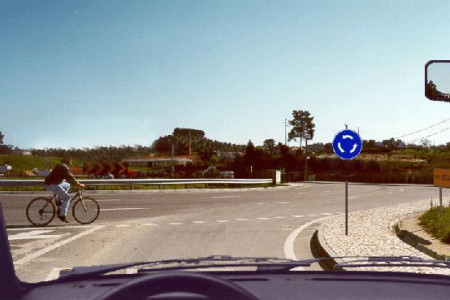Nesta situação, devo ceder a passagem ao ciclista?