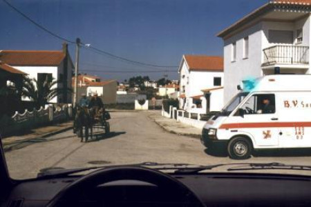 Nesta situação, qual deve ser o primeiro veículo a avançar?