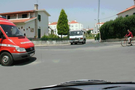 Nesta intersecção o velocípede deve ceder a passagem: