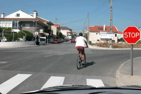 Neste local, devo imobilizar o veículo antes da intersecção.