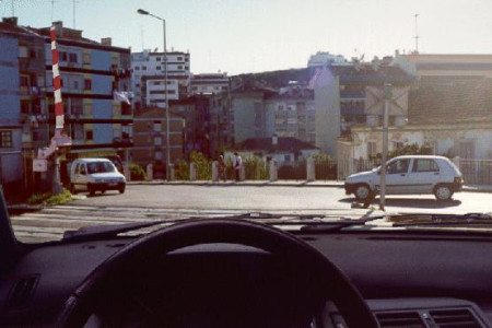 Neste local, o condutor da direita deve ceder-me a passagem?