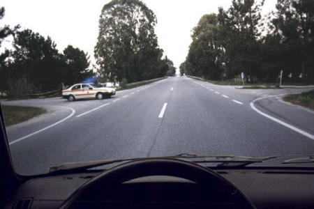 O que deve fazer o condutor do veículo da polícia?