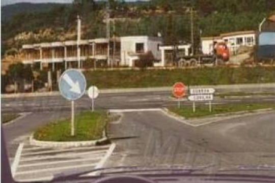 O sinal de cedência de passagem obriga-me a: