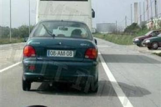 Os condutores que saiam de caminhos particulares têm o dever de: