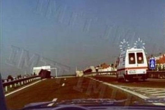A ambulância deve ceder a passagem ao entrar na autoestrada?