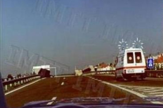 A ambulância encontra-se numa via de aceleração ou de abrandamento?