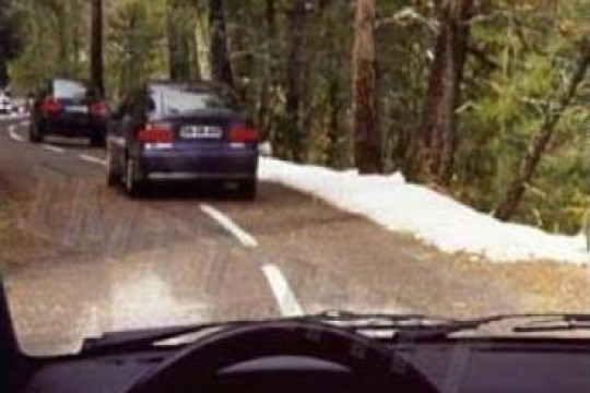 A condução em condições atmosféricas adversas implica: