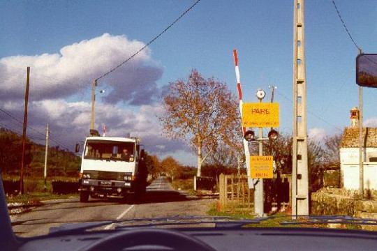 Devido à impossibilidade de cruzamento de automóveis,devo: