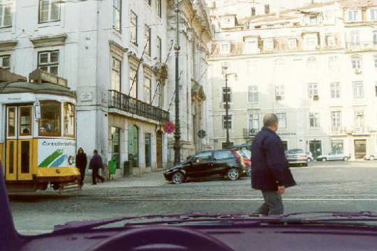 Devo ceder a passagem ao eléctrico, e só depois poderei avançar.