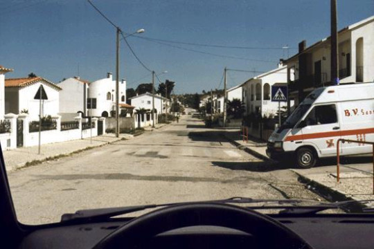 Nesta situação, o condutor da ambulância :