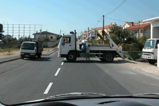 Nesta situação, se decidir contornar o veículo imobilizado, devo: