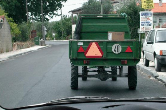 O veículo que circula à minha frente: