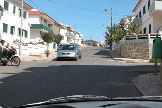 Nesta intersecção, qual deve ser o primeiro veículo a avançar?