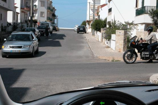 Nesta situação, em que momento deve avançar o motociclo?