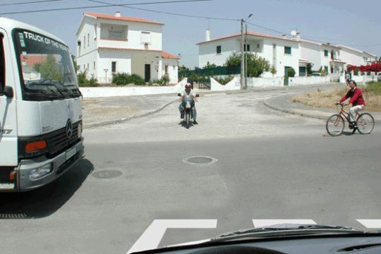 Nesta intersecção o último veículo a avançar deve ser:
