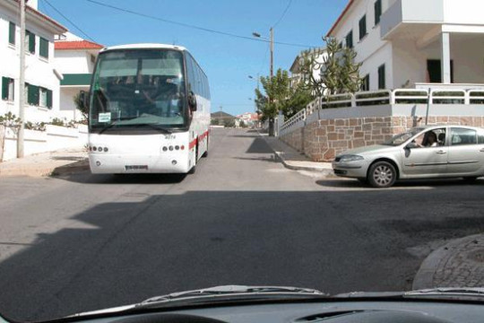 Nesta situação, o condutor do automóvel pesado: