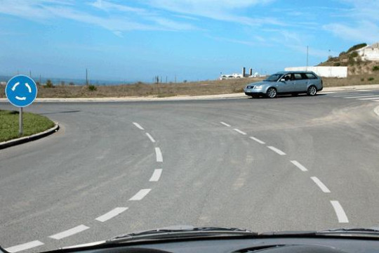Nesta situação, quem tem o dever de ceder a passagem?