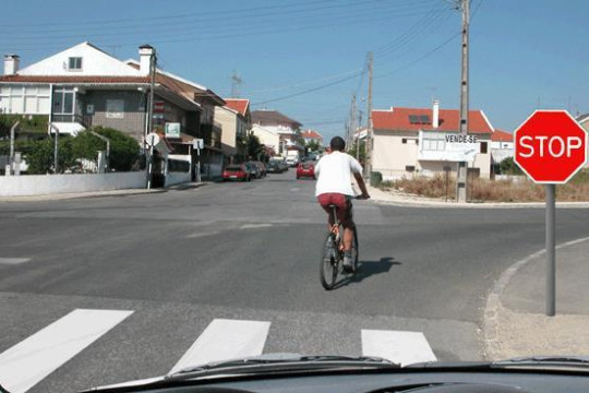 Neste local, devo imobilizar o veículo antes da intersecção.