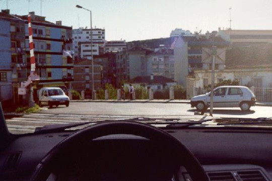 Neste local, o condutor da direita deve ceder-me a passagem?