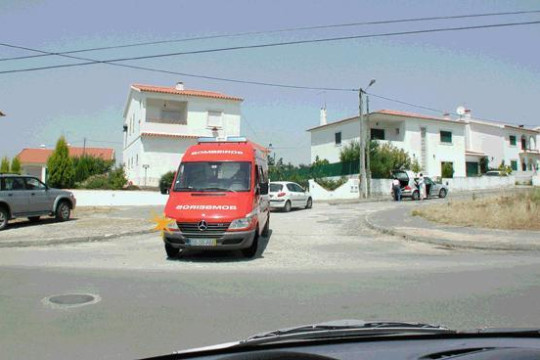 O condutor da ambulância pretende mudar de direcção à direita. Deve: