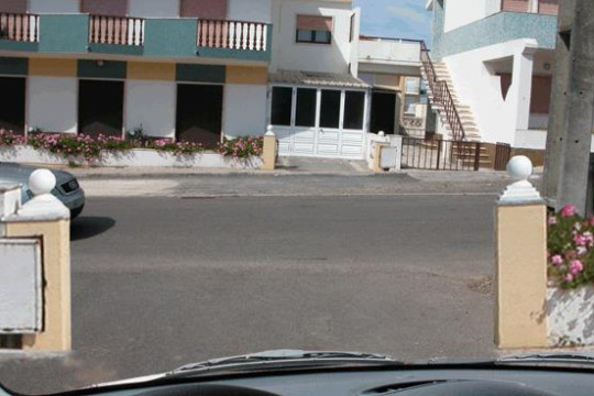 O condutor do automóvel que se apresenta pela esquerda: