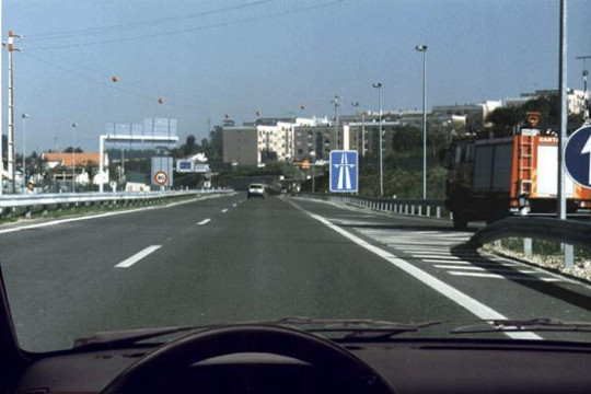O condutor que entre na auto-estrada tem o dever de ceder a passagem?
