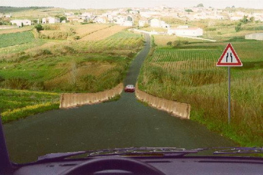 O outro condutor, deve reduzir a velocidade e ceder-me a passagem?
