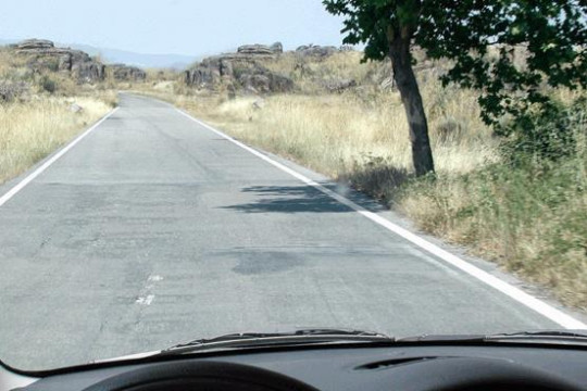 Fora das localidades é proibido estacionar na faixa de rodagem.