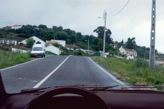 Neste local, posso parar na faixa de rodagem?