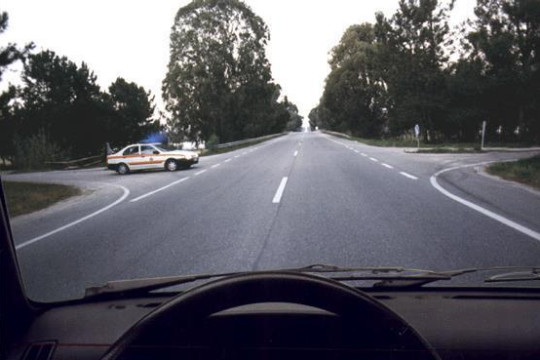 O que deve fazer o condutor do veículo da polícia?