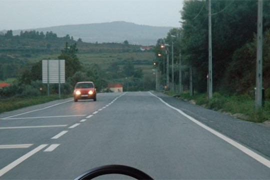 Devo saber que as luzes de estrada se destinam a iluminar a via para a frente do veículo numa distância mínima de: