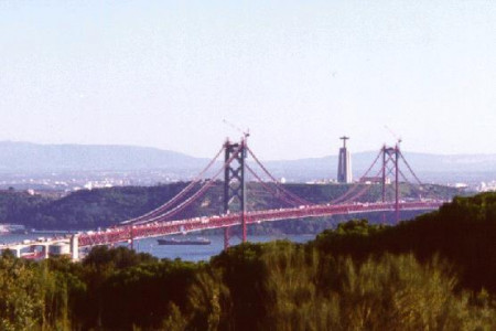 Na ponte 25 de Abril a circulação rodoviária processa-se com base num regulamento próprio.